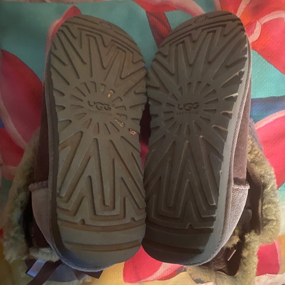 UGG Mini Bailey Bow two tone grey and brown,  small flaw on right boot - Picture 10 of 13